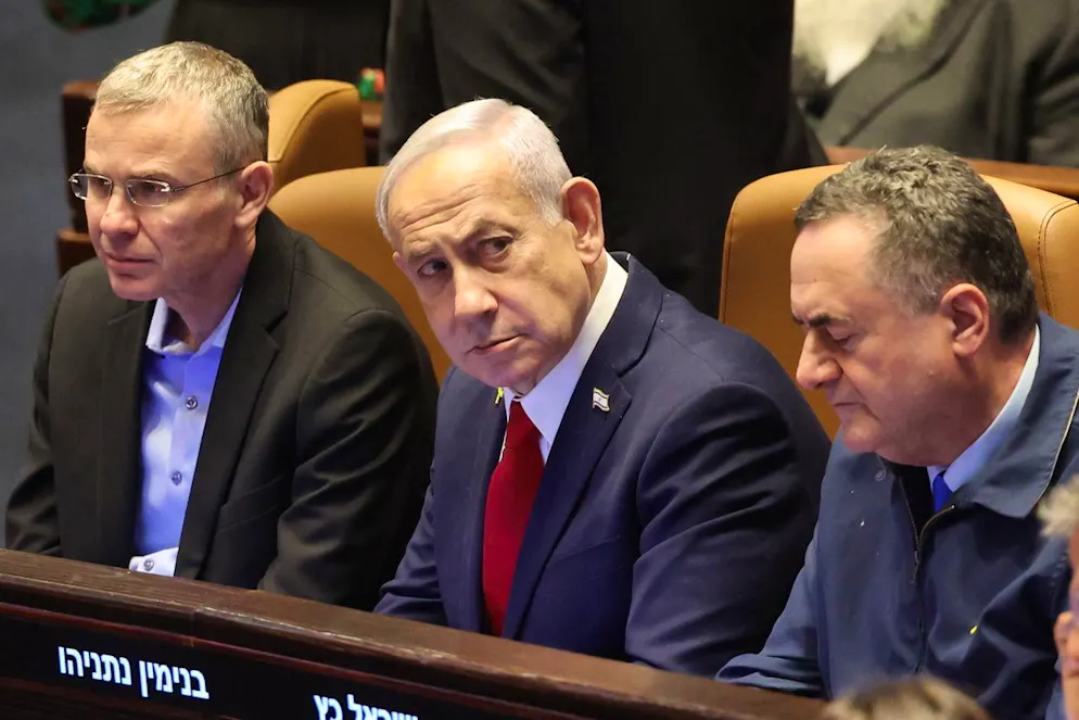 Il primo ministro israeliano Benjamin Netanyahu (centro)