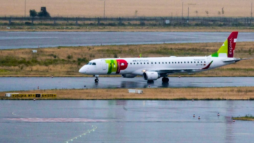 Su un volo da Lisbona a Nizza. Controllori di volo capiscono «no pilots» invece che «no toilets»: scatta l'allarme