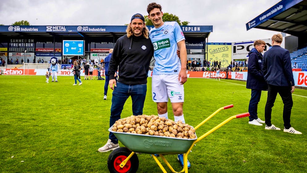 «Il a trouvé ça rigolo». Élu homme du match, un Français repart avec... 55 kilos de patates !