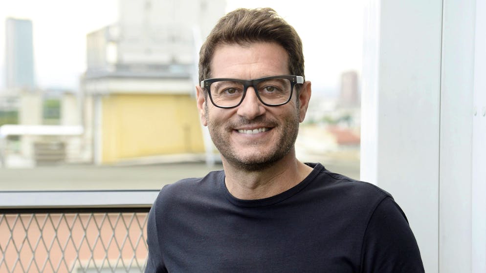 Non la tocca piano. La stoccata di Papi su De Martino e «Affari Tuoi»: «A Sarabanda serve preparazione, non fortuna»