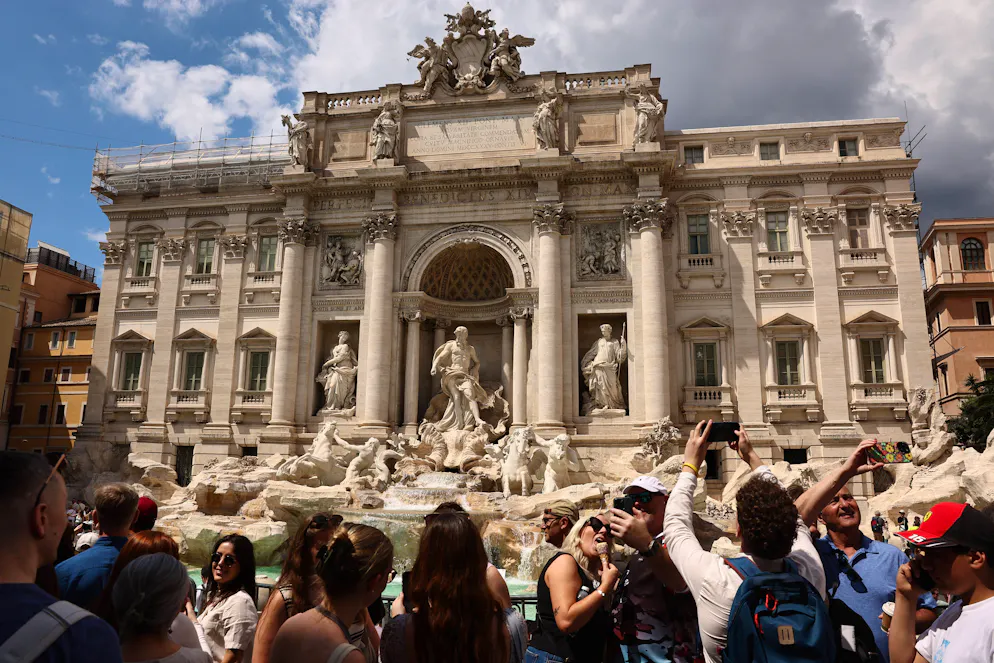 Seit Anita Ekberg im Fellini-Streifen «La Dolce Vita» 1960 im Trevi-Brunnen in Rom badete, stellen Tourist*innen die ikonische Szene nach.