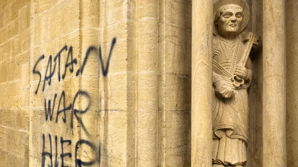 Sprayerei auf einer Aussenwand der Stiftskirche in Neuenburg.