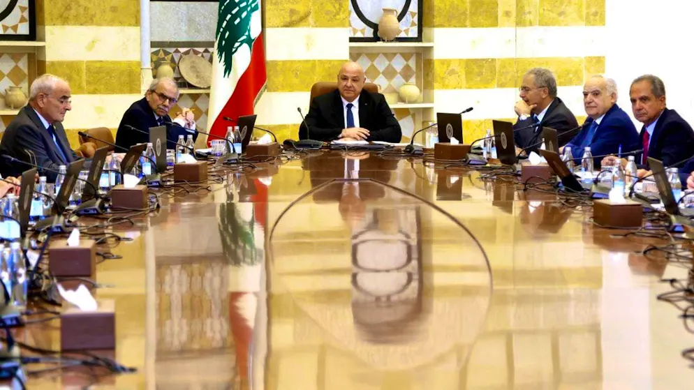 In this photo released by the Lebanese Presidency Press Office, Lebanese President Joseph Aoun (M) and Lebanese Prime Minister Nawaf Salam (l, back) chair a cabinet meeting at the presidential palace in Baabda. Photo: -/Press Office of the Lebanese Presidency/AP/dpa