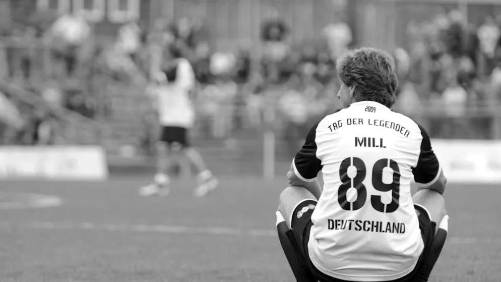 Deutschlands Weltmeister Frank Mill 2009 bei einem Legendenspiel am Hamburger Millerntor