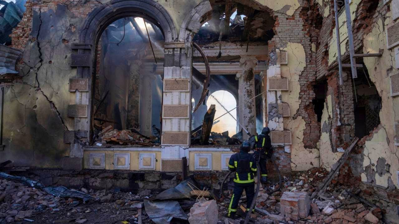 Politik. Russland und Ukraine attackieren gegenseitig Bahnanlagen