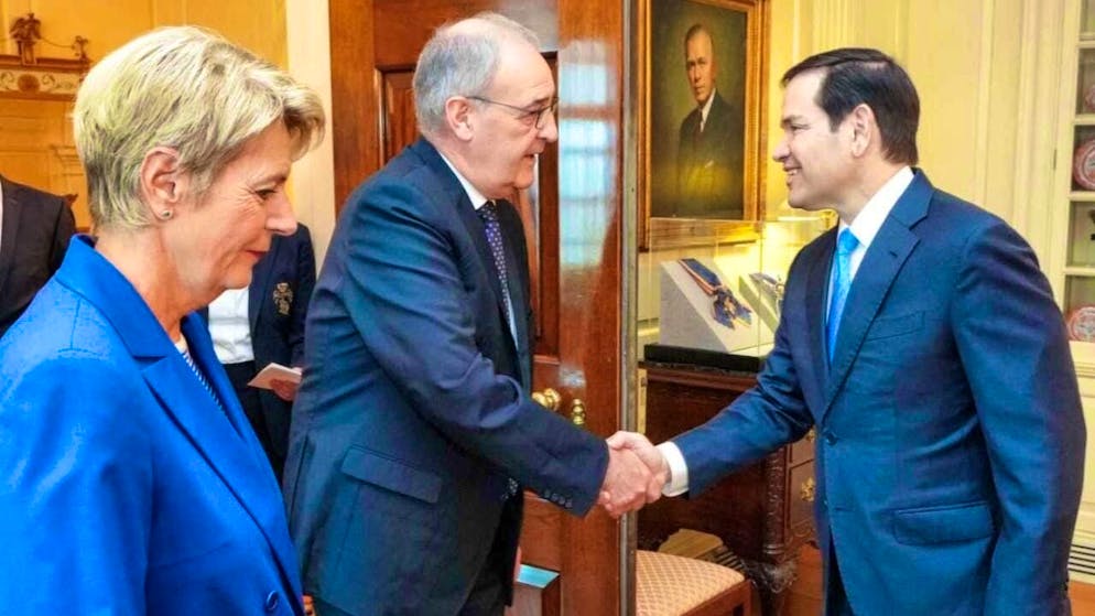 President Karin Keller-Sutter (left) and Minister of Economic Affairs Guy Parmelin (center) are greeted by US Secretary of State Marco Rubio in Washington on Wednesday.