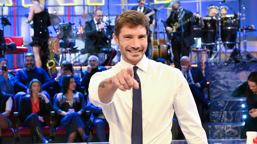 La novità. Stefano De Martino lancia il «pacco nero» ad «Affari Tuoi». Di cosa si tratta?