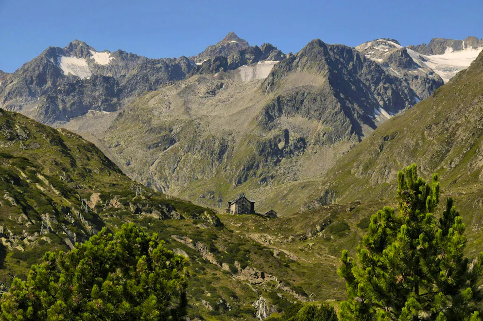 Nella foto la Capanna Franz-Senn, che si trova a 2149 metri nelle Alpi dello Stubai, in Tirolo, Austria.