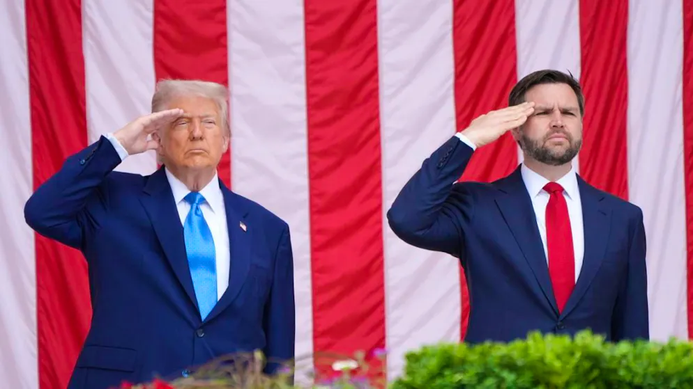 ARCHIV - US-Präsident Donald Trump und Vizepräsident JD Vance salutieren während der 157. Gedenkfeier zum National Memorial Day auf dem Arlington National Cemetery, Montag, 26. Mai 2025, in Arlington, Virginia. Foto: Jacquelyn Martin/AP/dpa
