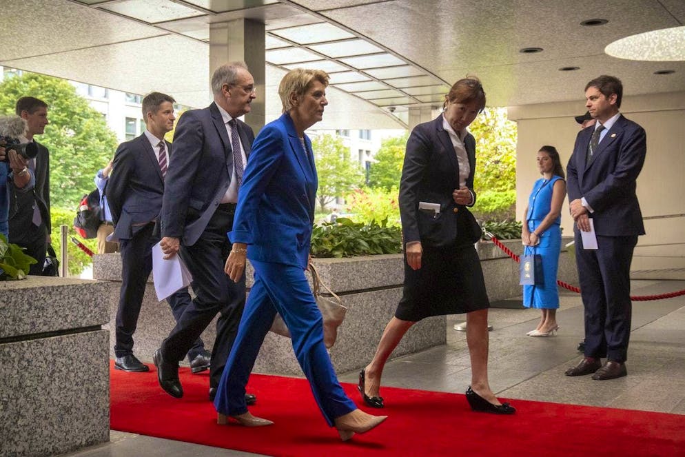 Karin Keller-Sutter walks in front of Guy Parmelin. They are escorted into the US State Department.