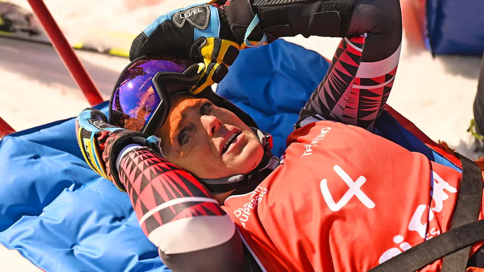 Federica Brignone muss nach ihrem Sturz im Riesenslalom der italienischen Meisterschaften abtransportiert werden.