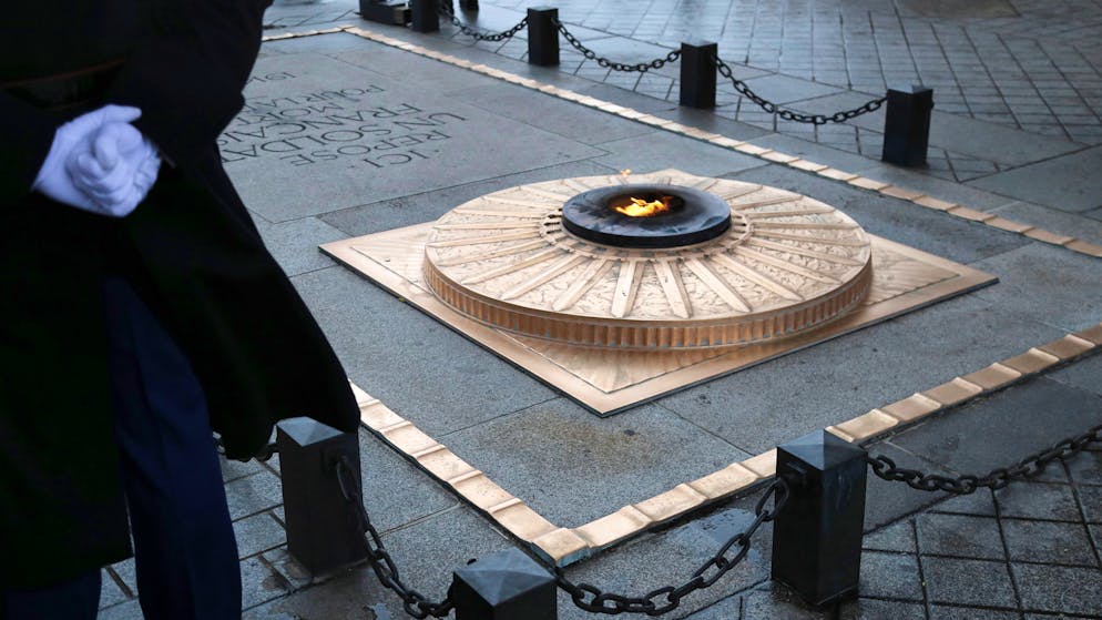 Pariser Weltkriegsdenkmal. Mann zündet Zigarette an «ewiger Flamme» an – und wird festgenommen