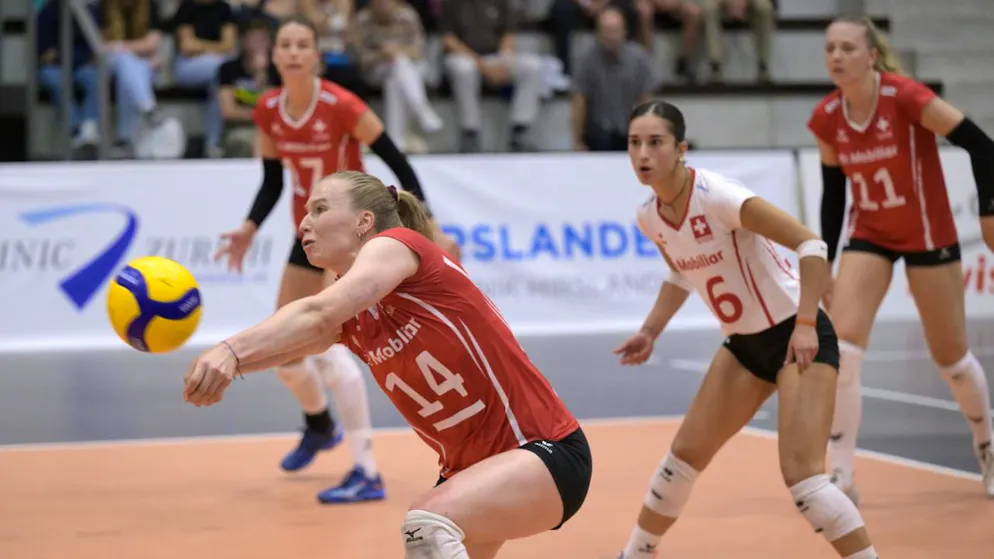 Laura Dervisaj-Künzler (vorne) will mit dem Schweizer Volleyball-Nationalteam wieder an die EM