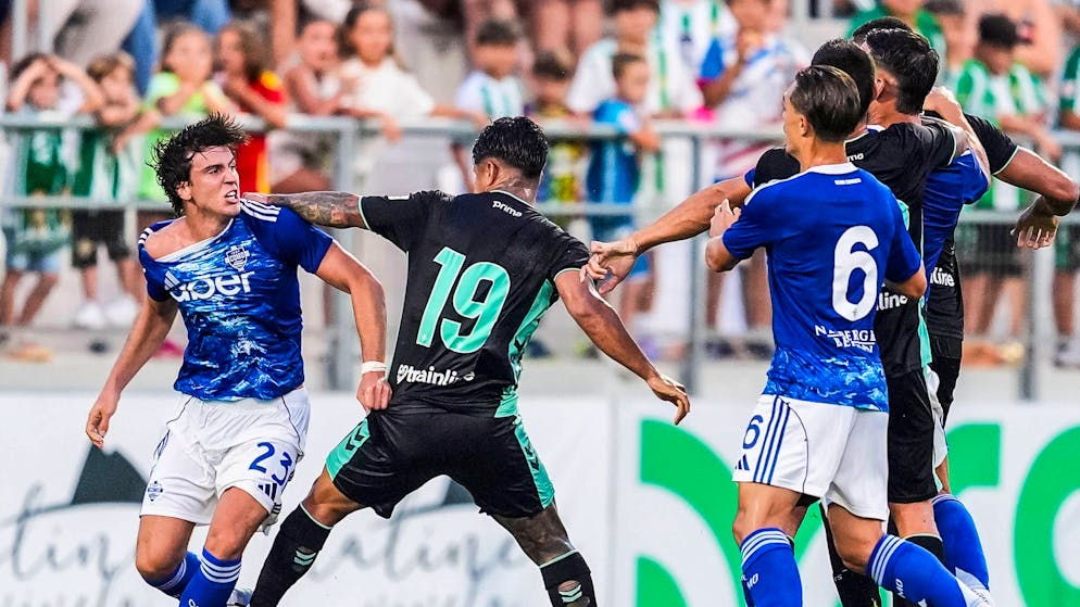The fists fly. Test match between Como and Betis Sevilla escalates completely