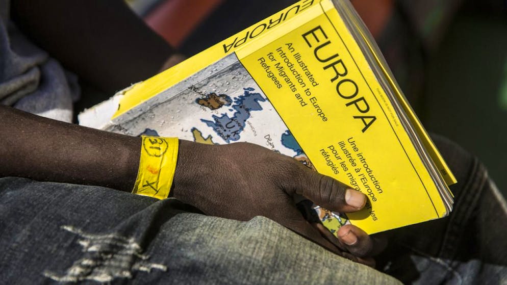 Gran Bretagna. Starmer: «Trattenuti i primi migranti per il rimpatrio in Francia»