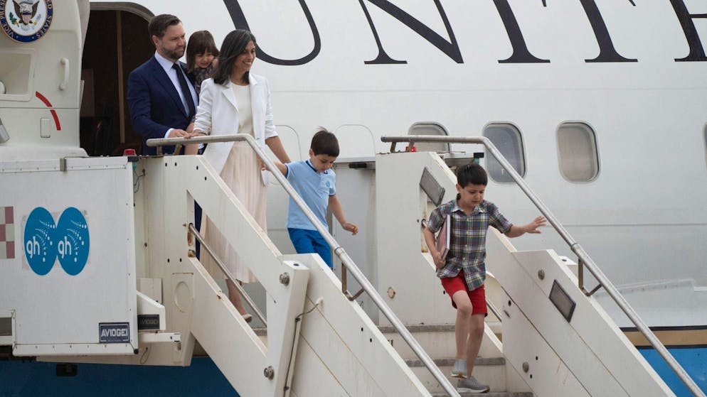 Öffentliche Ressourcen für private Zwecke missbraucht? US-Vizepräsident JD Vance steigt mit seiner Familie am 18. April 2025 am Flughafen Rom-Ciampino aus der Air Force Two aus. (Archiv)