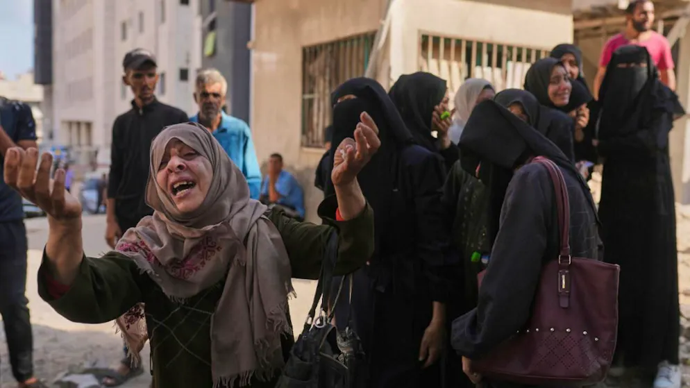 ARCHIV - Palästinensische Frauen trauern während der Beerdigung von Familienmitgliedern, die bei dem Versuch getötet wurden, Hilfsgütertransporter zu erreichen, die über den israelischen Grenzübergang Zikim in den nördlichen Gazastreifen einfuhren. Foto: Jehad Alshrafi/AP/dpa