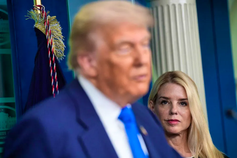 La procuratrice generale Pam Bondi (a destra) guarda mentre il presidente degli Stati Uniti Donald Trump tiene un briefing con la stampa a Washington, DC, USA, 27 giugno 2025.