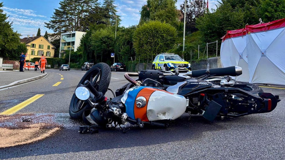 Meilen ZH. Motorcyclist dies at the scene after violent collision