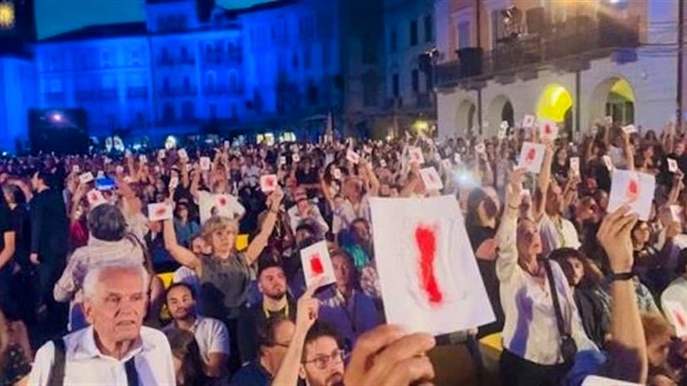 Non solo cinema. Locarno Film Festival, 5000 cartoline «insanguinate» per Gaza in Piazza Grande