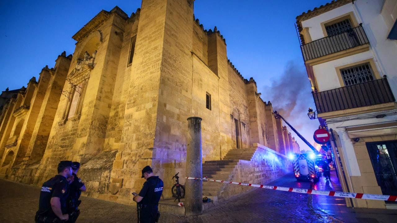 Spanien. Feuer in berühmter Kathedrale von Córdoba