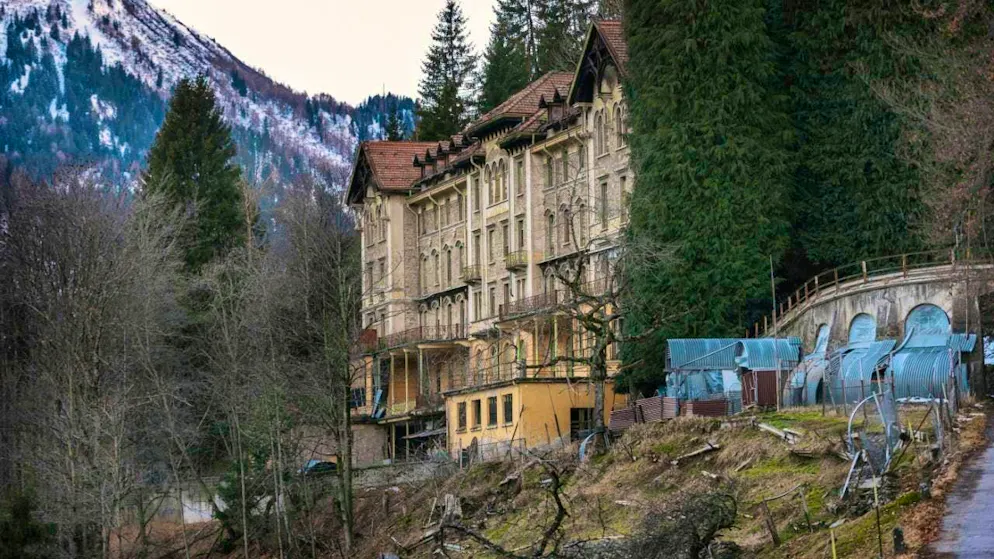 Over a hundred years ago, it was a popular clinic for tuberculosis patients: the Sanatorio del Gottardo above Quinto in Ticino. But it has been out of service for decades and is now a barricaded ruin. (archive picture)
