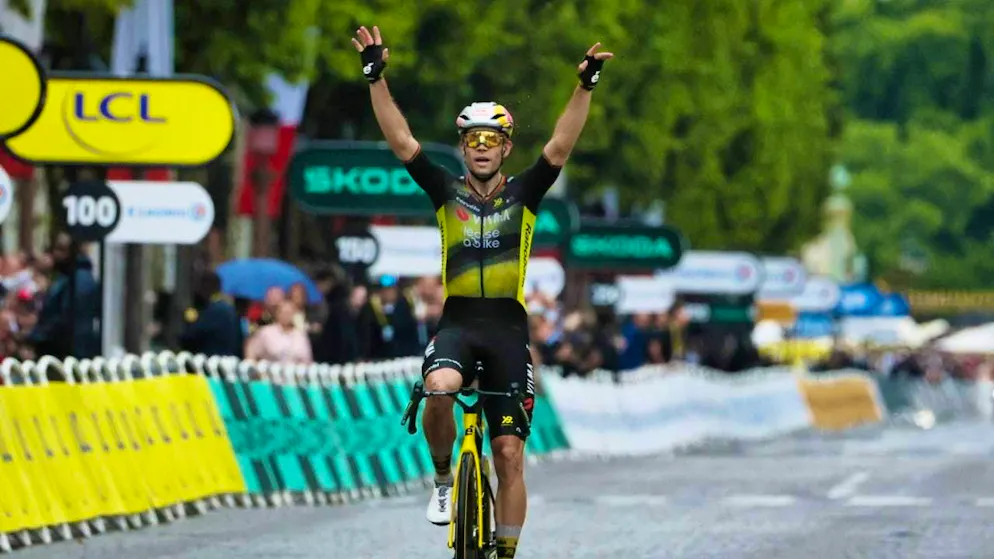 Van Aert celebrates on the home straight on the Champs-Élysées.