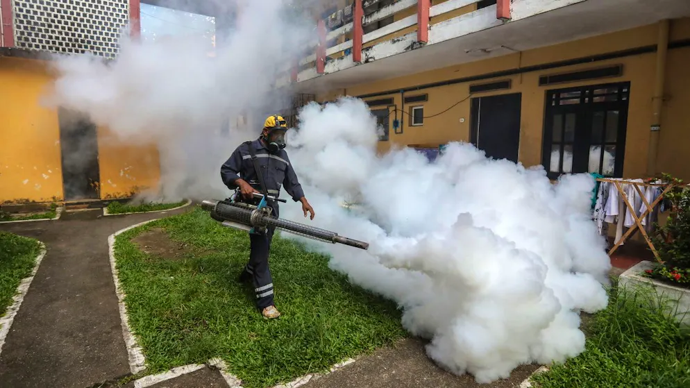 Smoke cannons and gas masks. New virus spreads rapidly in China - and causes spooky scenes
