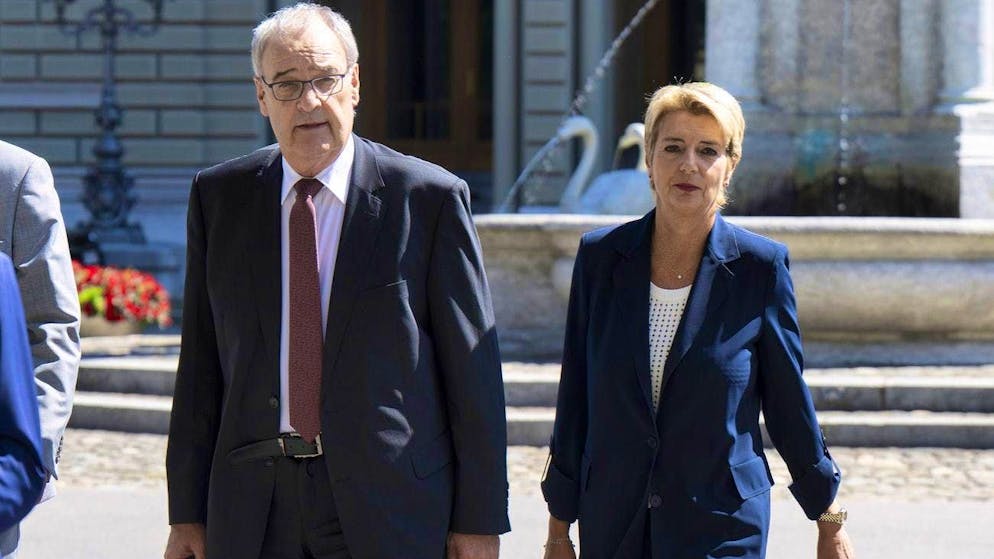 President Karin Keller-Sutter (right) and Federal Councillor Guy Parmelin at a media conference in Bern on trade relations with the USA. (August 7, 2025)