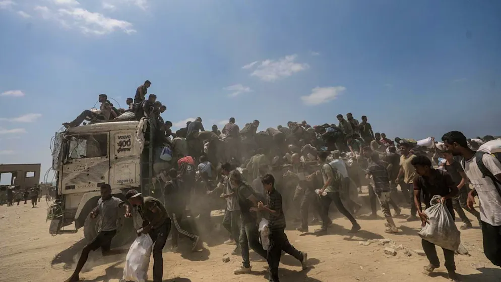 Abitanti di Gaza cercano disperatamente di procurarsi del cibo.