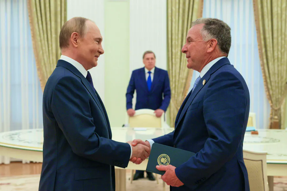 Russian President Vladimir Putin (l.) at a meeting on August 6, 2025 in Moscow with US special envoy Steve Witkoff (r.).
