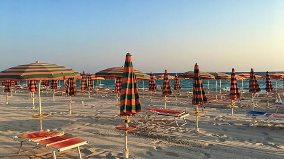 Leere Liegestühle an Touristenorten. Italienern werden die eigenen Strände zu teuer