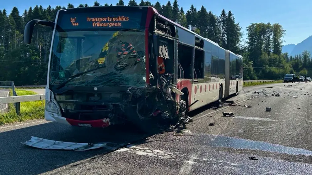 So sah der Linienbus nach der Kollision aus.
