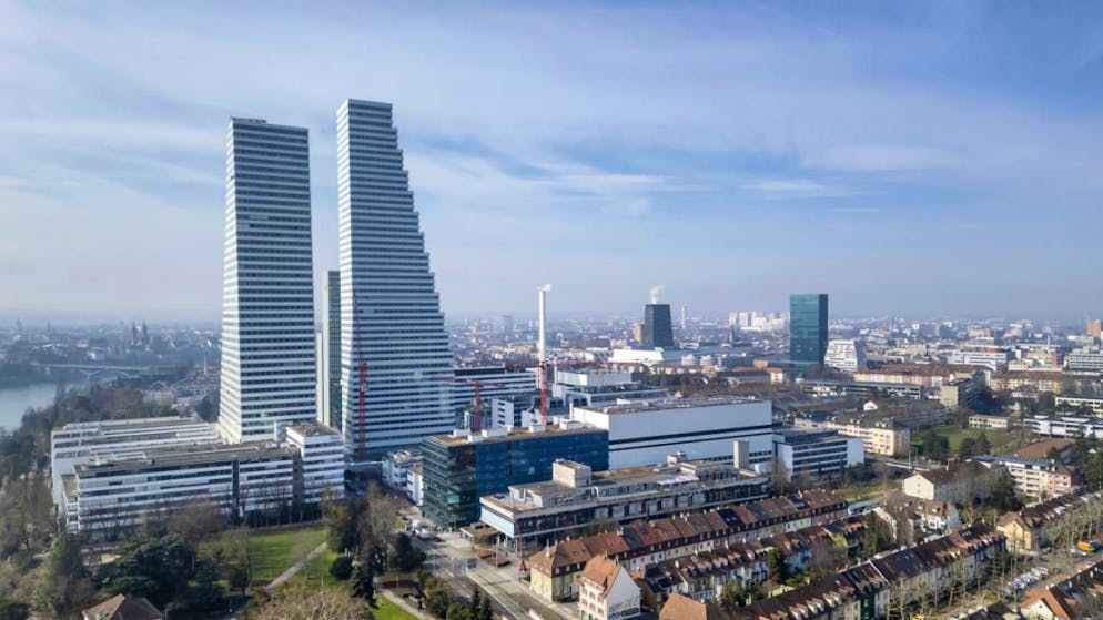 Roche e Novartis. Le aziende farmaceutiche non prevedono un taglio di impieghi in Svizzera