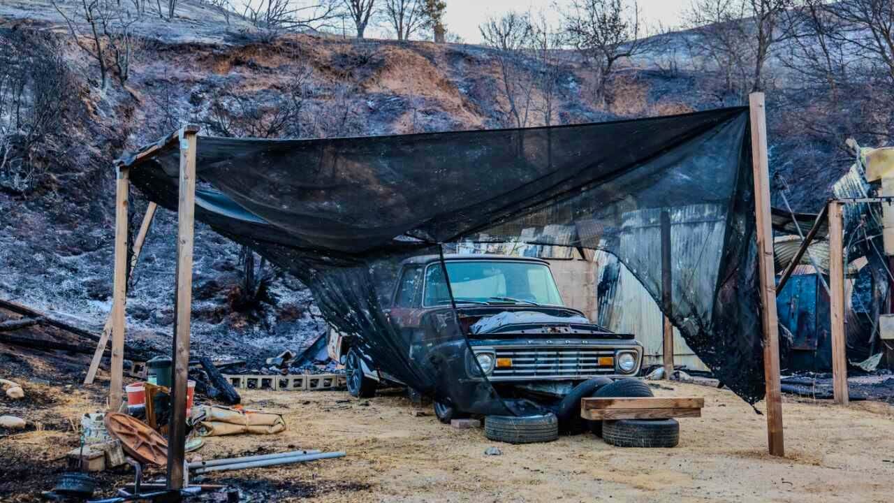 USA. Fire near Los Angeles further contained - return allowed