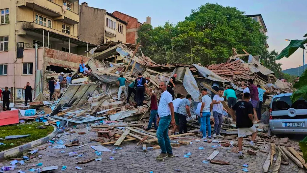 dpatopbilder - People remove the rubble of a collapsed building after an earthquake in Sindirgi in western Turkey. Photo: Bahadir Demirceviren/IHA/AP/dpa
