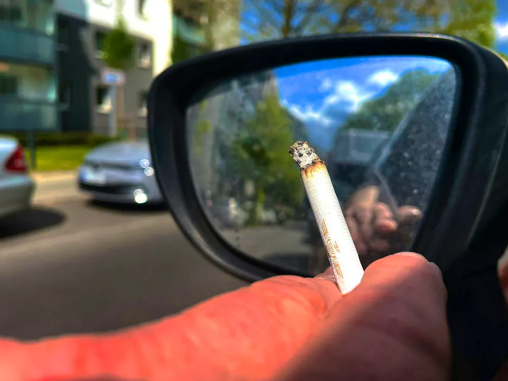Disposing of cigarettes from your car can be expensive in Italy in the future. (archive picture)