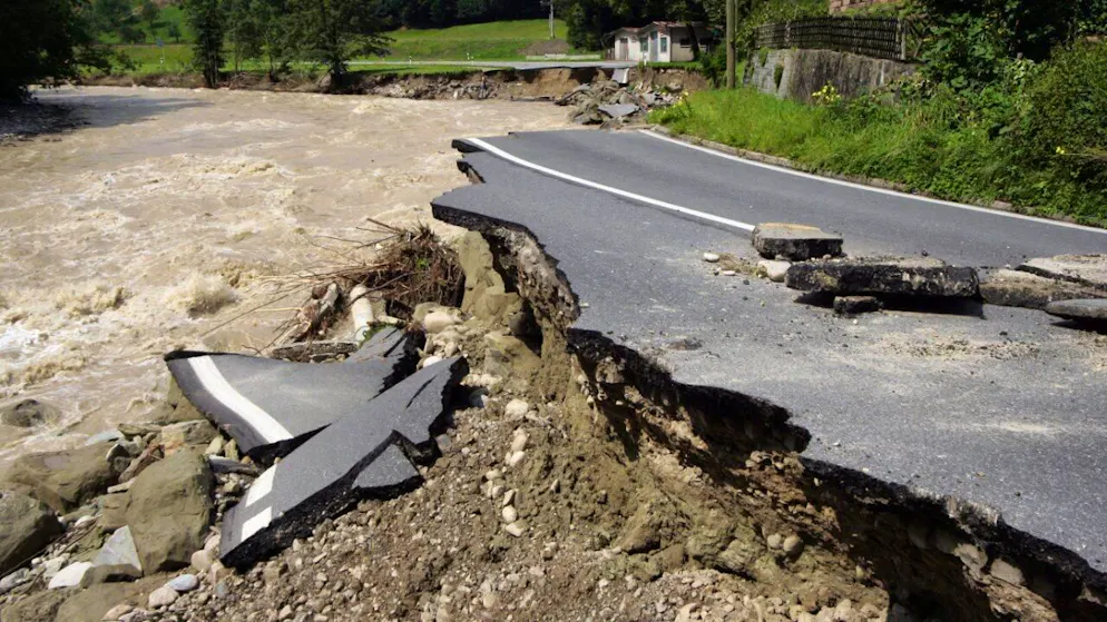 Hochwasser von 2005 führte zu einem Umdenken - Gallery. In Werthenstein LU spülte die Kleine Emme einen Teil der Kantonsstrasse weg. (Archivaufnahme)