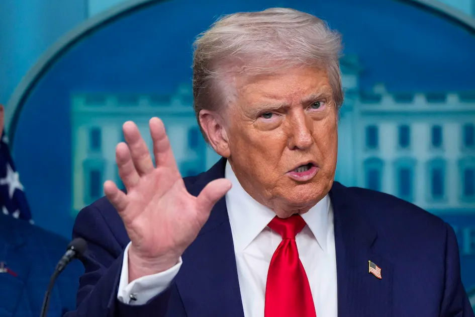 それで、トランプはスイスでお金を集めようとします