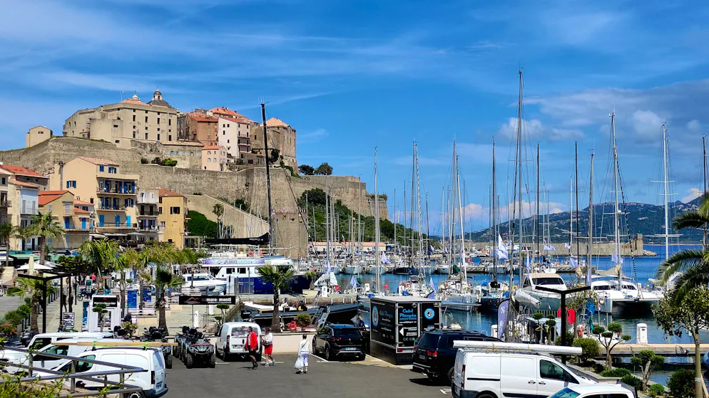 La cittadina corsa di Calvi, con la sua cittadella fortificata. 
