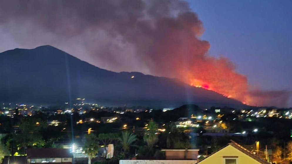 Incendi. Fiamme sul Vesuvio, impegnati 190 operatori da terra