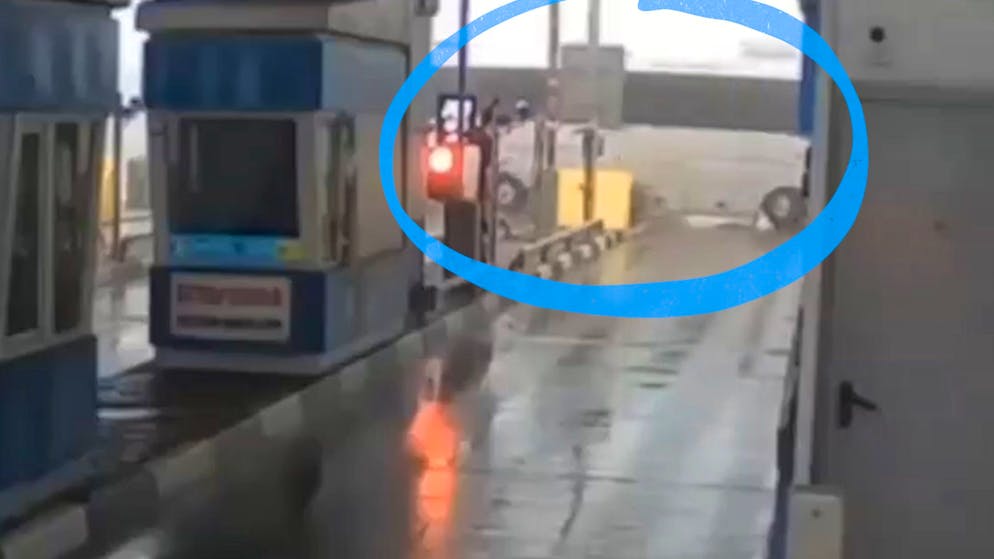 Drama auf russischer Autobahn. Bus überschlägt sich – Passagiere richten Fahrzeug selbst wieder auf