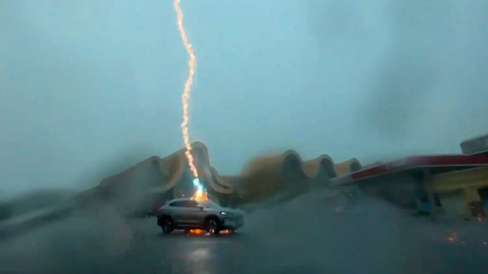 Spektakulärer Mehrfach-Einschlag. Blitze treffen Elektro-SUV – Insassen bleiben unverletzt