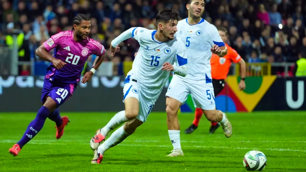Armin Gigovic (Mitte ) im Einsatz mit Bosnien-Herzegowina im Nations-League-Spiel Mitte Oktober gegen Deutschland