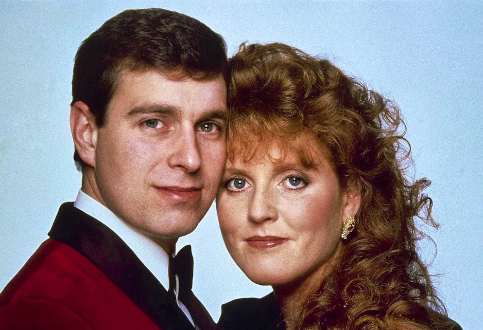 Il principe Andrea sta fuggendo ad Abu Dhabi?. Il duca di York è stato sposato con Sarah Ferguson dal 1986 al 1996 (foto del 1988). Nonostante il divorzio, i due hanno mantenuto un rapporto stretto. La foto è stata scattata nel 1988.