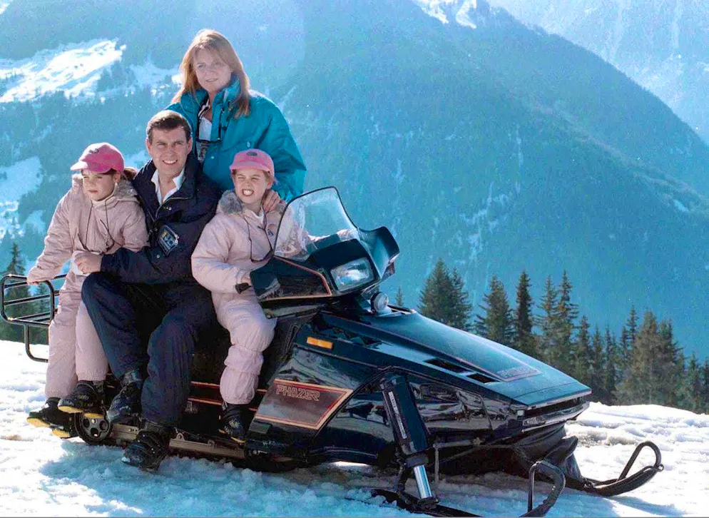 Il principe Andrea sta fuggendo ad Abu Dhabi?. Il fratello di re Carlo III non sta fuggendo in Svizzera, dove ama trascorrere le sue vacanze invernali (in foto con la sua famiglia nel febbraio 1998). La sua destinazione sarebbe Abu Dhabi.