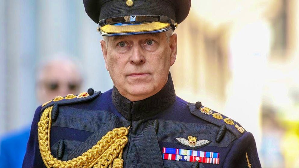 In attesa della biografia. Il principe Andrea sta pensando di fuggire ad Abu Dhabi?