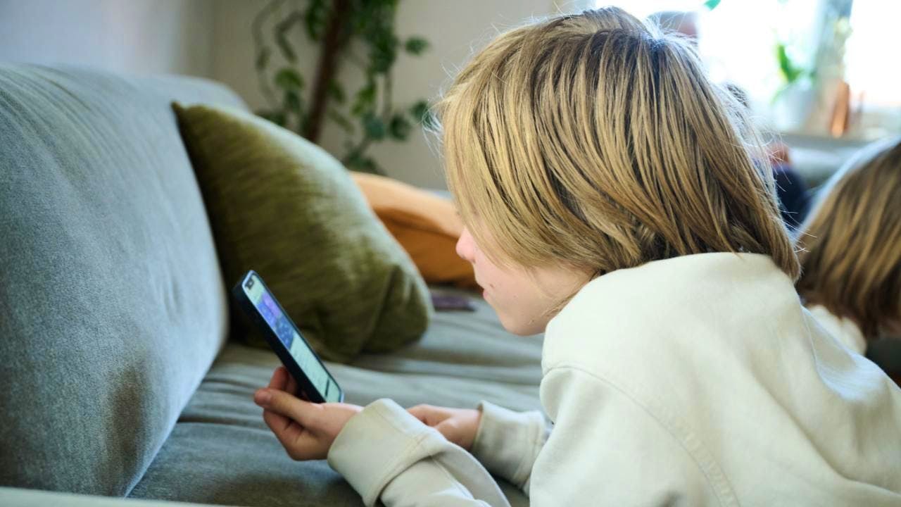 Internet. 55 percent of families argue about screen time