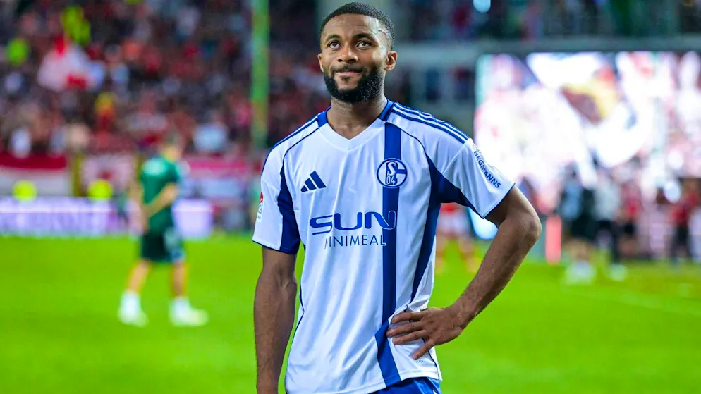 Schalke's Moussa Sylla is confronted with a shitstorm.