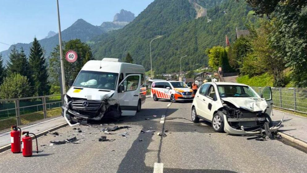 Serious accident in Schwanden GL. Driver (93) crashes into school bus and dies